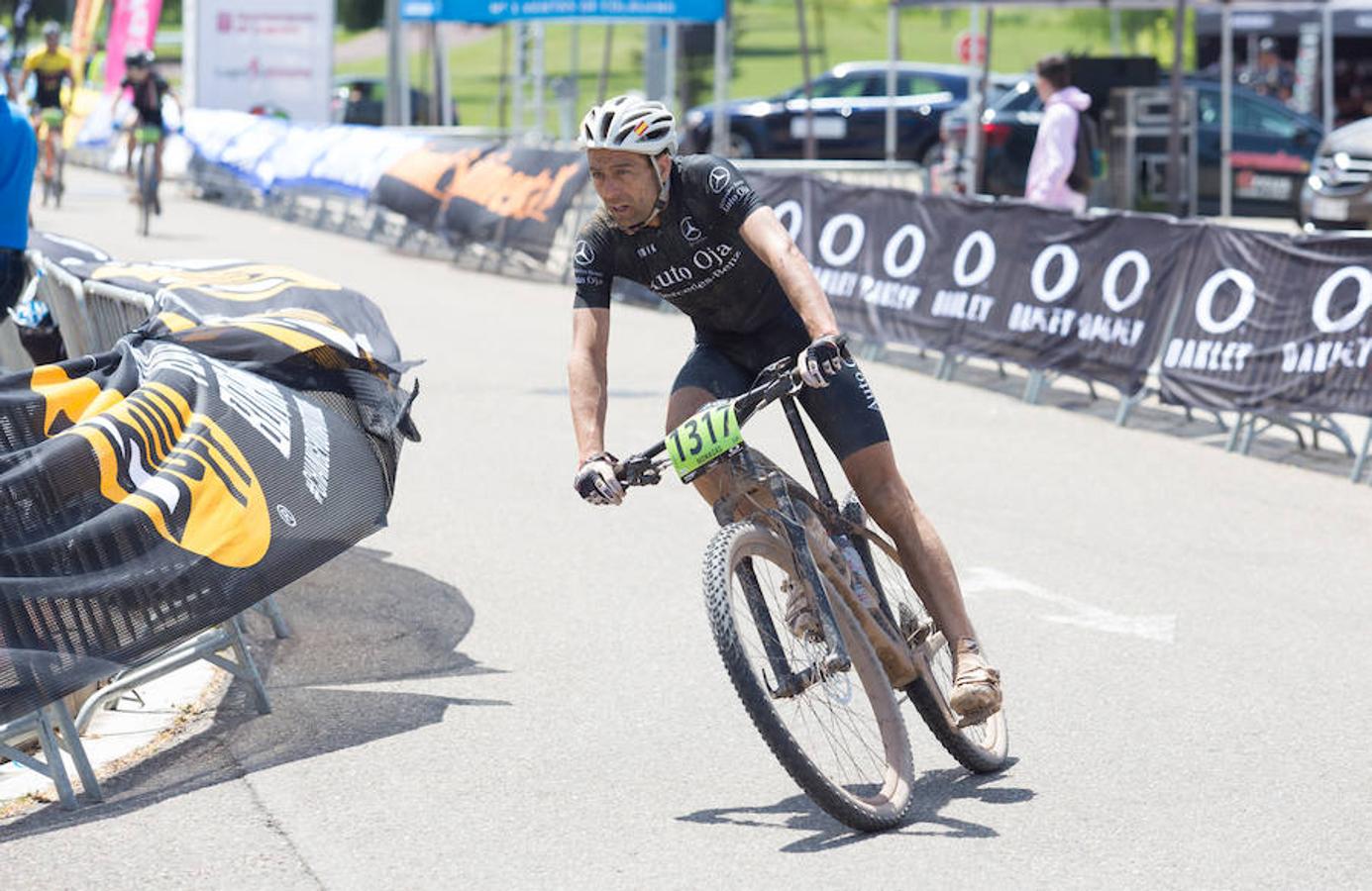 El corredor holandés Mathieu Van der Poel, uno de los ciclistas más polivalentes del pelotón internacional, ha sido hoy el vencedor de la primera etapa de La Rioja Bike Race. La carrera femenina no ha tenido más historia que el dominio de la favorita, Claudia Galicia.