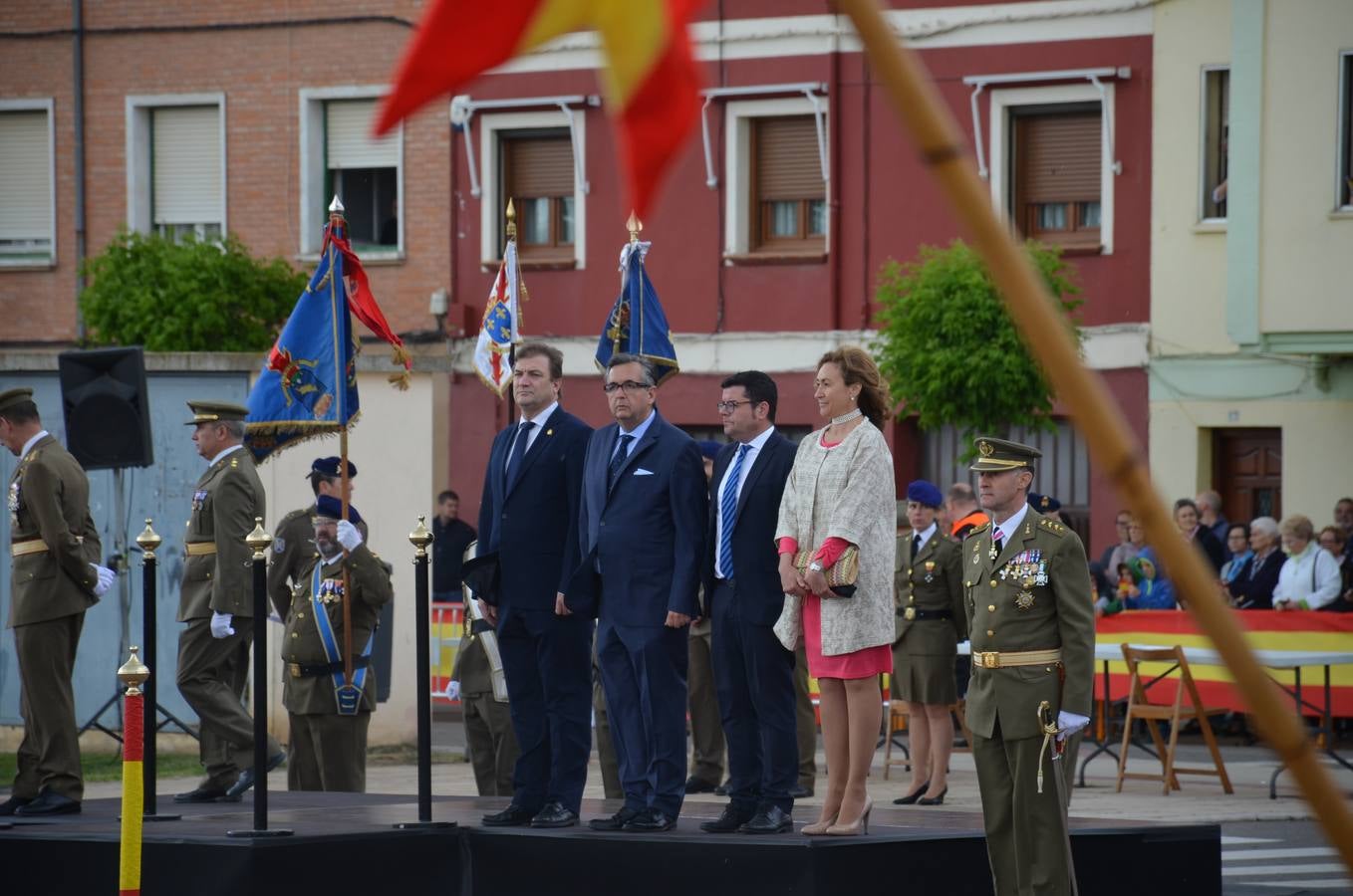 Más de 400 riojanos juraron bandera en Calahorra en una ceremonia marcada por la lluvia