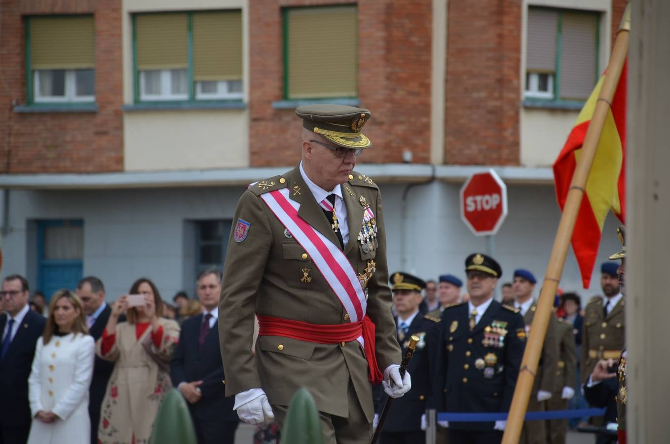 Más de 400 riojanos juraron bandera en Calahorra en una ceremonia marcada por la lluvia