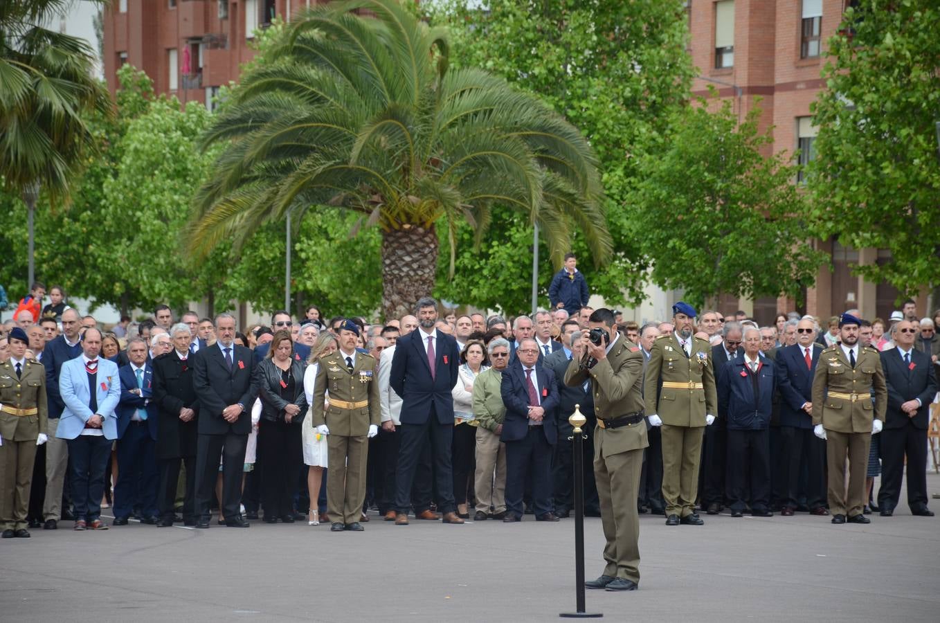 Más de 400 riojanos juraron bandera en Calahorra en una ceremonia marcada por la lluvia