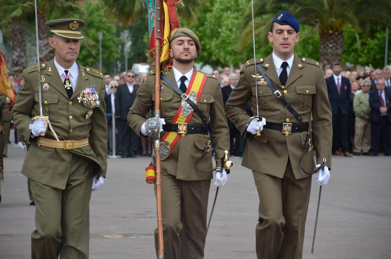 Más de 400 riojanos juraron bandera en Calahorra en una ceremonia marcada por la lluvia