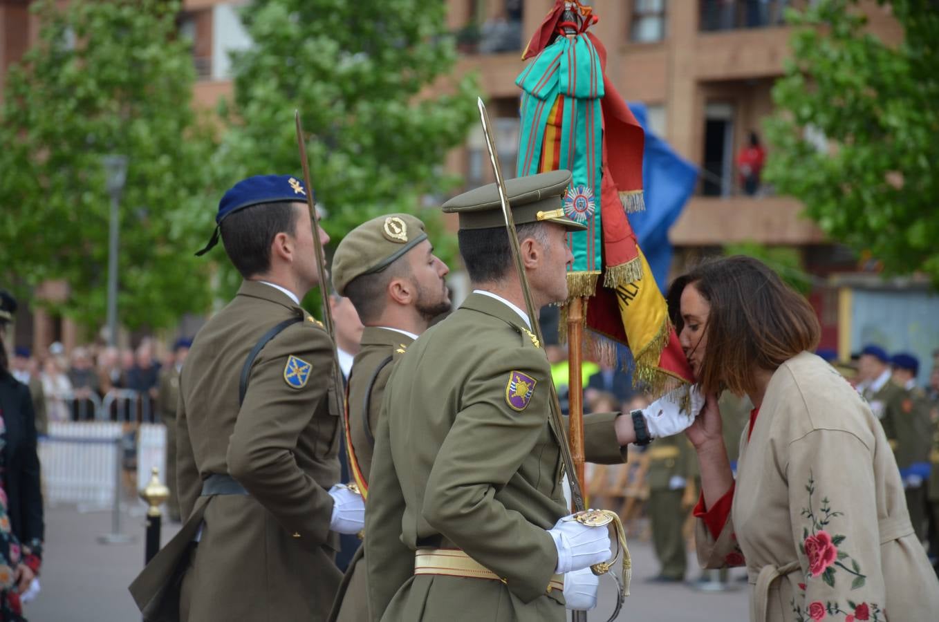 Más de 400 riojanos juraron bandera en Calahorra en una ceremonia marcada por la lluvia