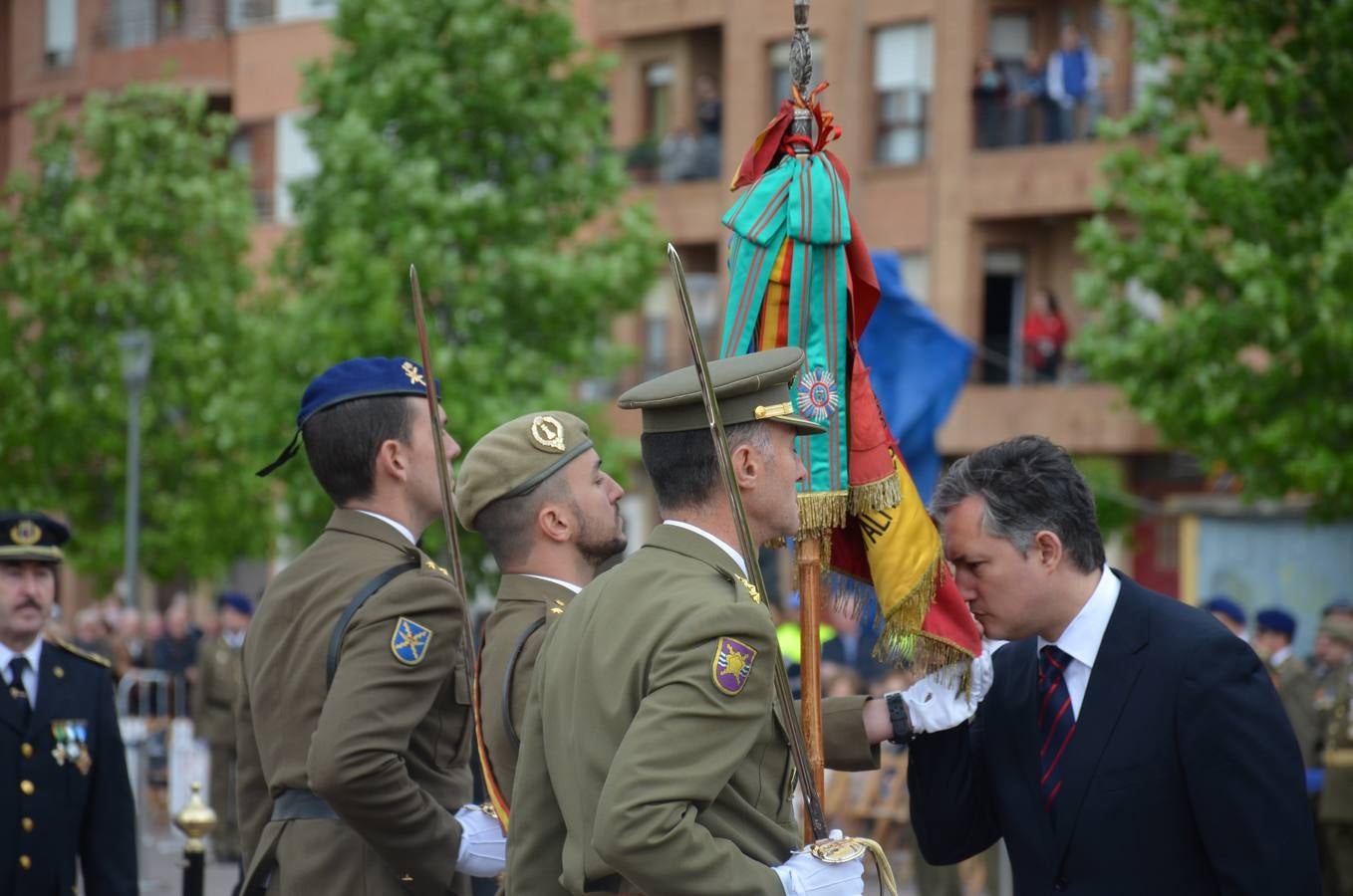 Más de 400 riojanos juraron bandera en Calahorra en una ceremonia marcada por la lluvia