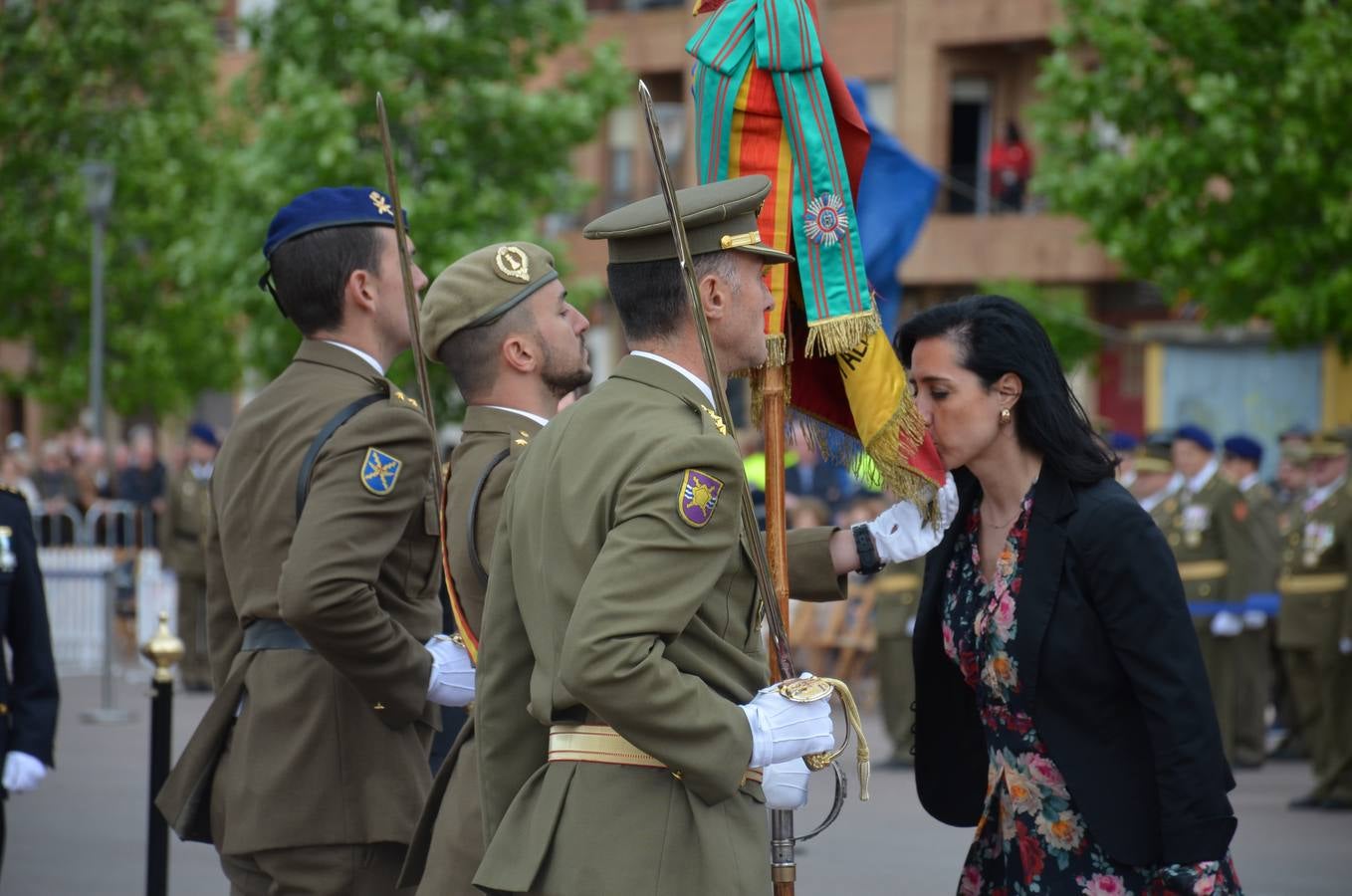 Más de 400 riojanos juraron bandera en Calahorra en una ceremonia marcada por la lluvia