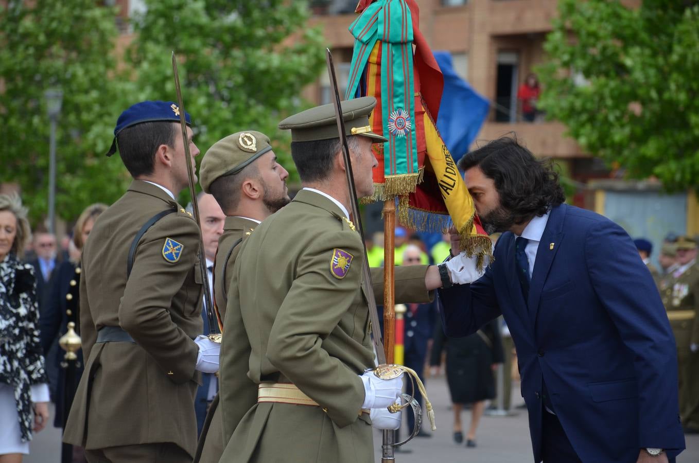 Más de 400 riojanos juraron bandera en Calahorra en una ceremonia marcada por la lluvia