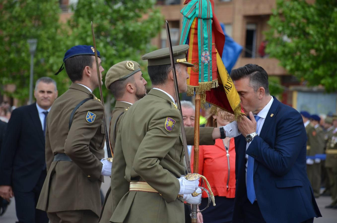 Más de 400 riojanos juraron bandera en Calahorra en una ceremonia marcada por la lluvia