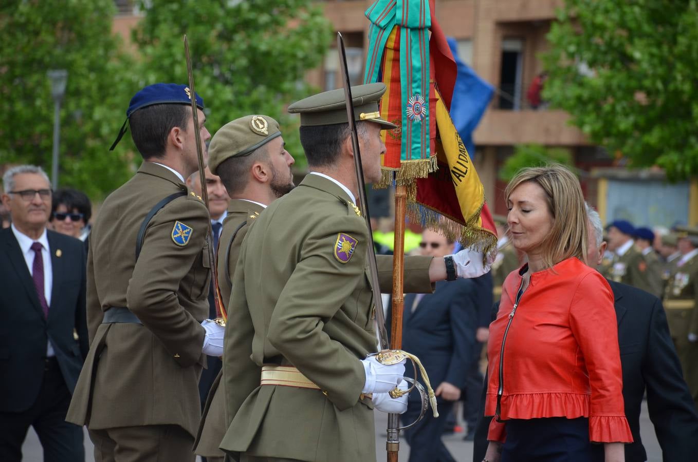 Más de 400 riojanos juraron bandera en Calahorra en una ceremonia marcada por la lluvia