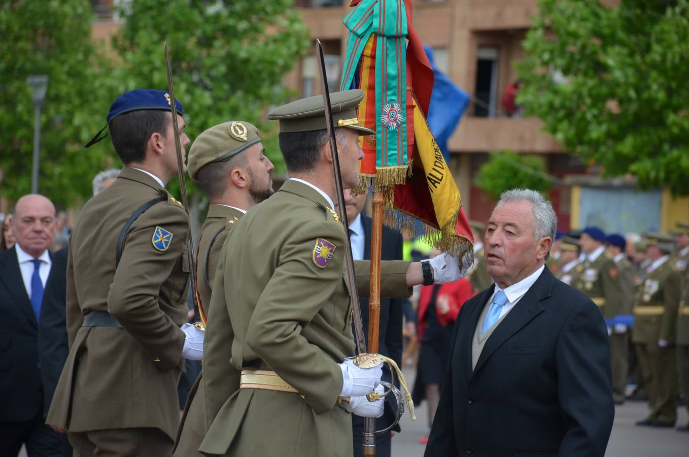 Más de 400 riojanos juraron bandera en Calahorra en una ceremonia marcada por la lluvia