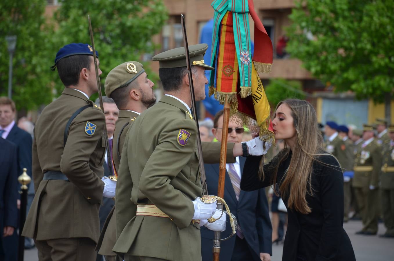 Más de 400 riojanos juraron bandera en Calahorra en una ceremonia marcada por la lluvia