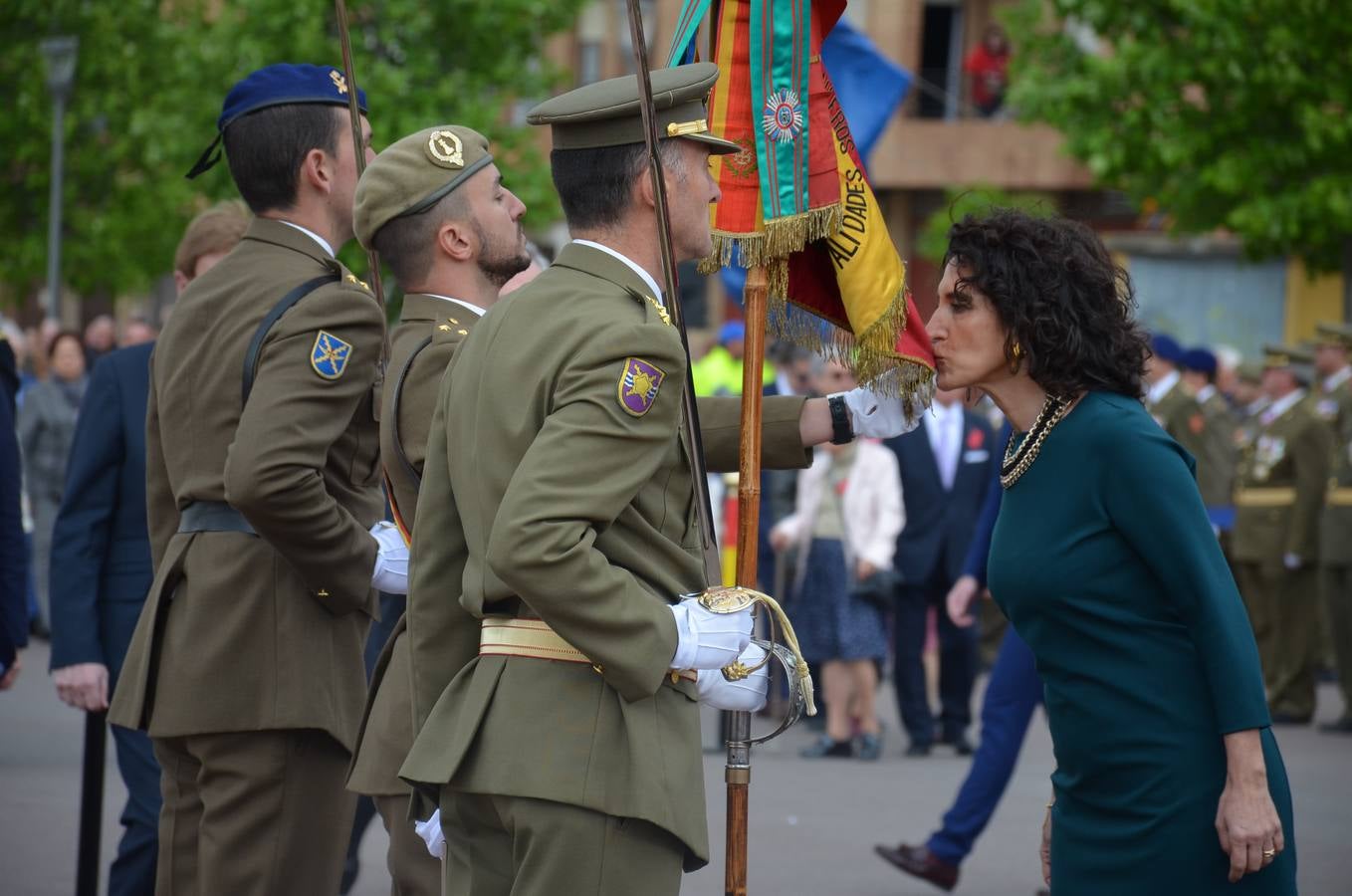 Más de 400 riojanos juraron bandera en Calahorra en una ceremonia marcada por la lluvia