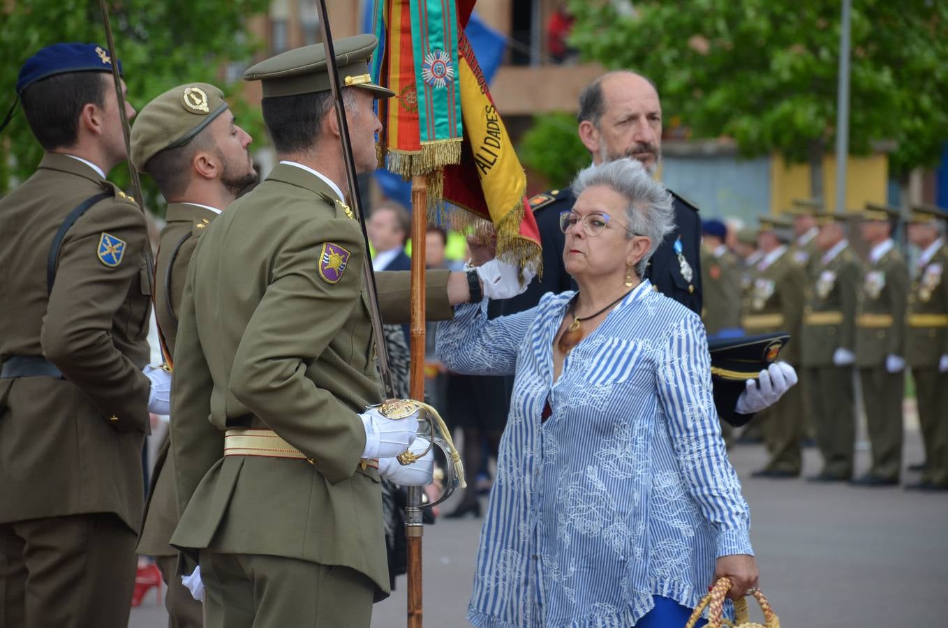 Más de 400 riojanos juraron bandera en Calahorra en una ceremonia marcada por la lluvia