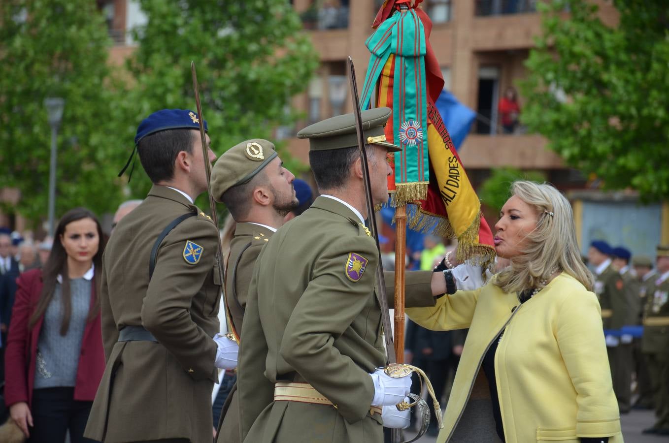 Más de 400 riojanos juraron bandera en Calahorra en una ceremonia marcada por la lluvia