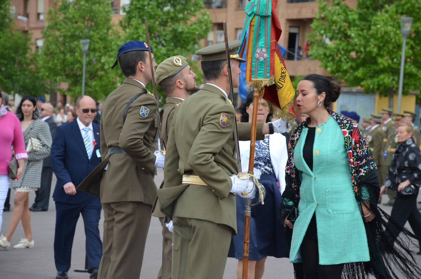 Más de 400 riojanos juraron bandera en Calahorra en una ceremonia marcada por la lluvia