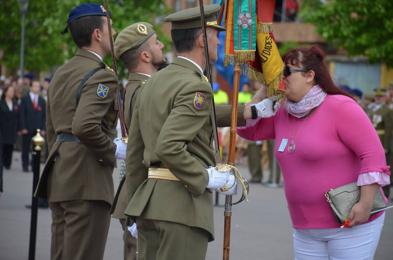 Más de 400 riojanos juraron bandera en Calahorra en una ceremonia marcada por la lluvia