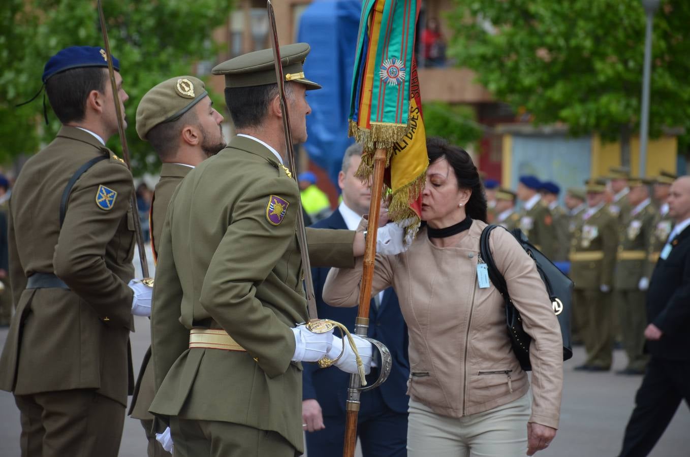 Más de 400 riojanos juraron bandera en Calahorra en una ceremonia marcada por la lluvia