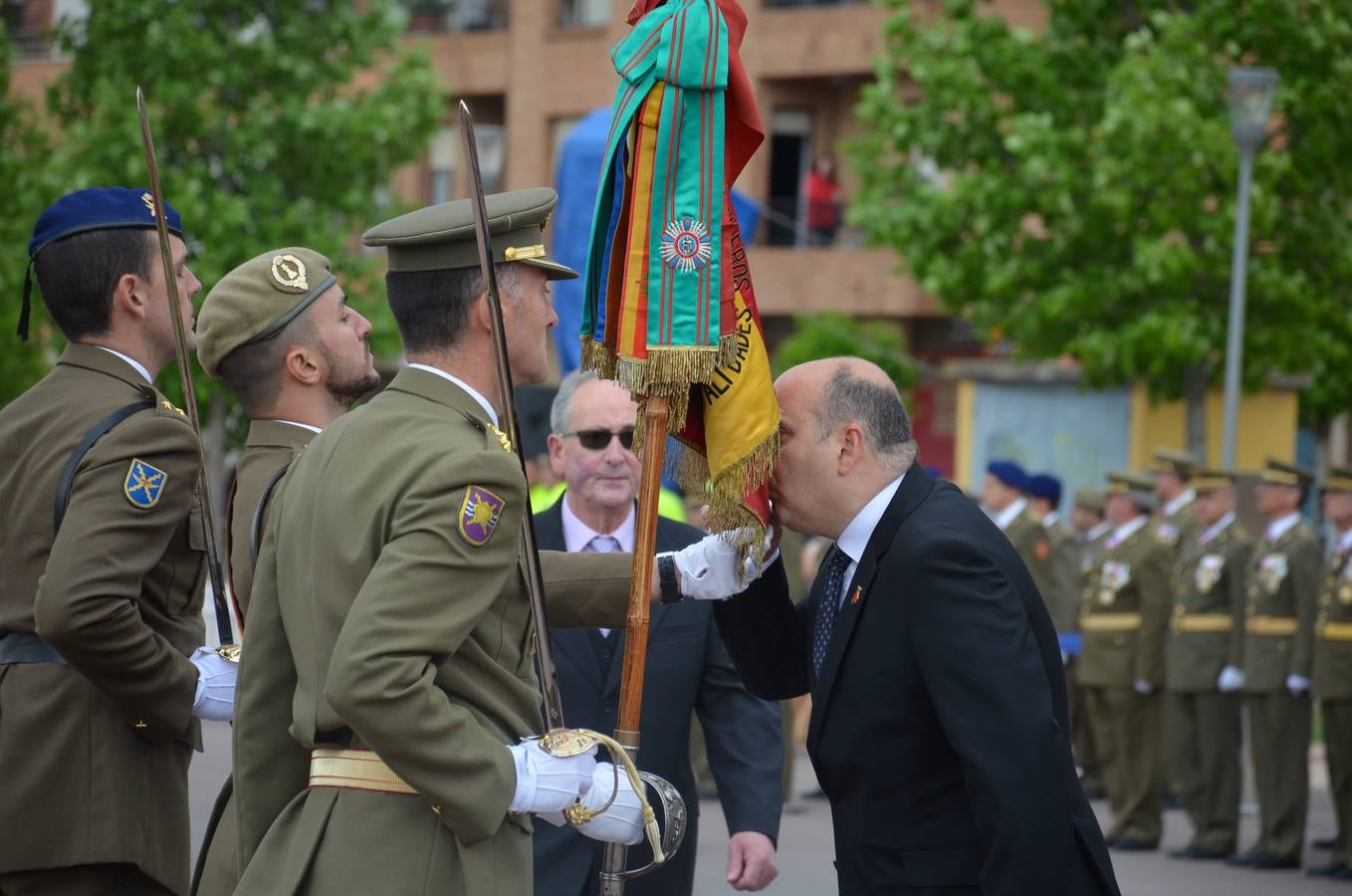 Más de 400 riojanos juraron bandera en Calahorra en una ceremonia marcada por la lluvia