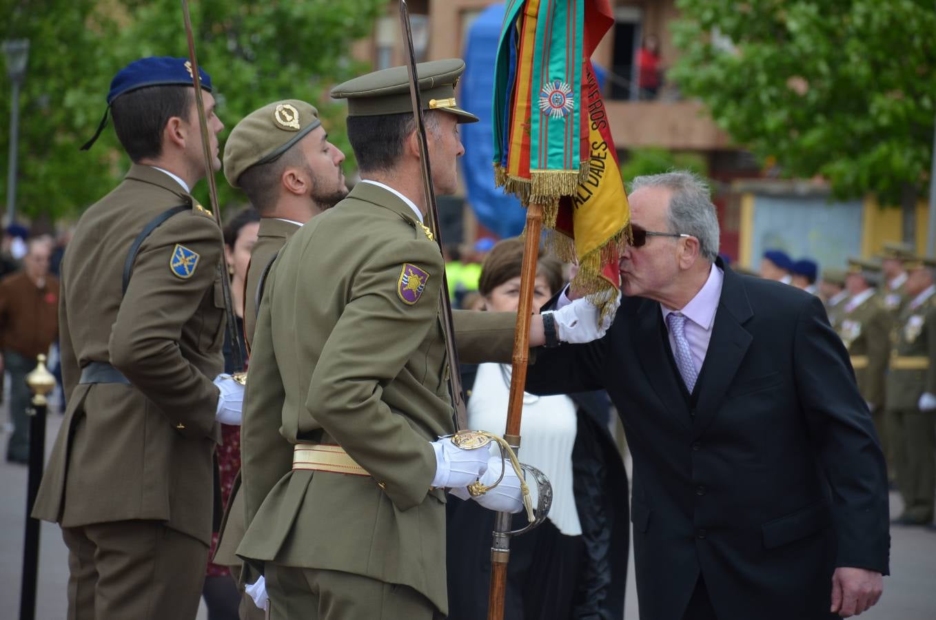 Más de 400 riojanos juraron bandera en Calahorra en una ceremonia marcada por la lluvia