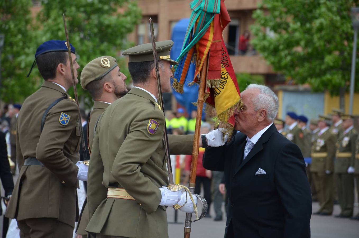 Más de 400 riojanos juraron bandera en Calahorra en una ceremonia marcada por la lluvia