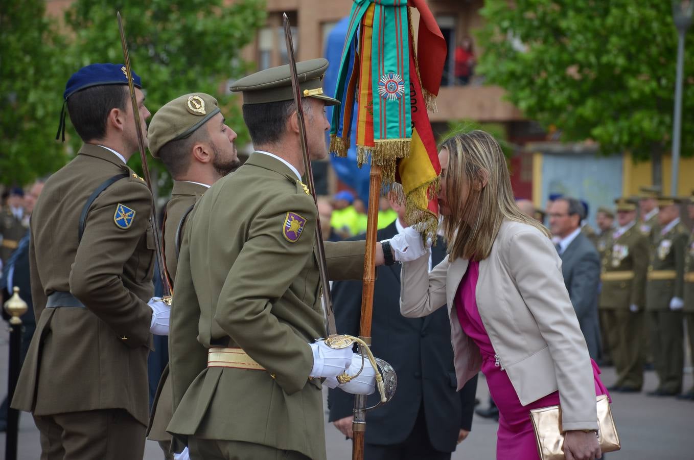 Más de 400 riojanos juraron bandera en Calahorra en una ceremonia marcada por la lluvia