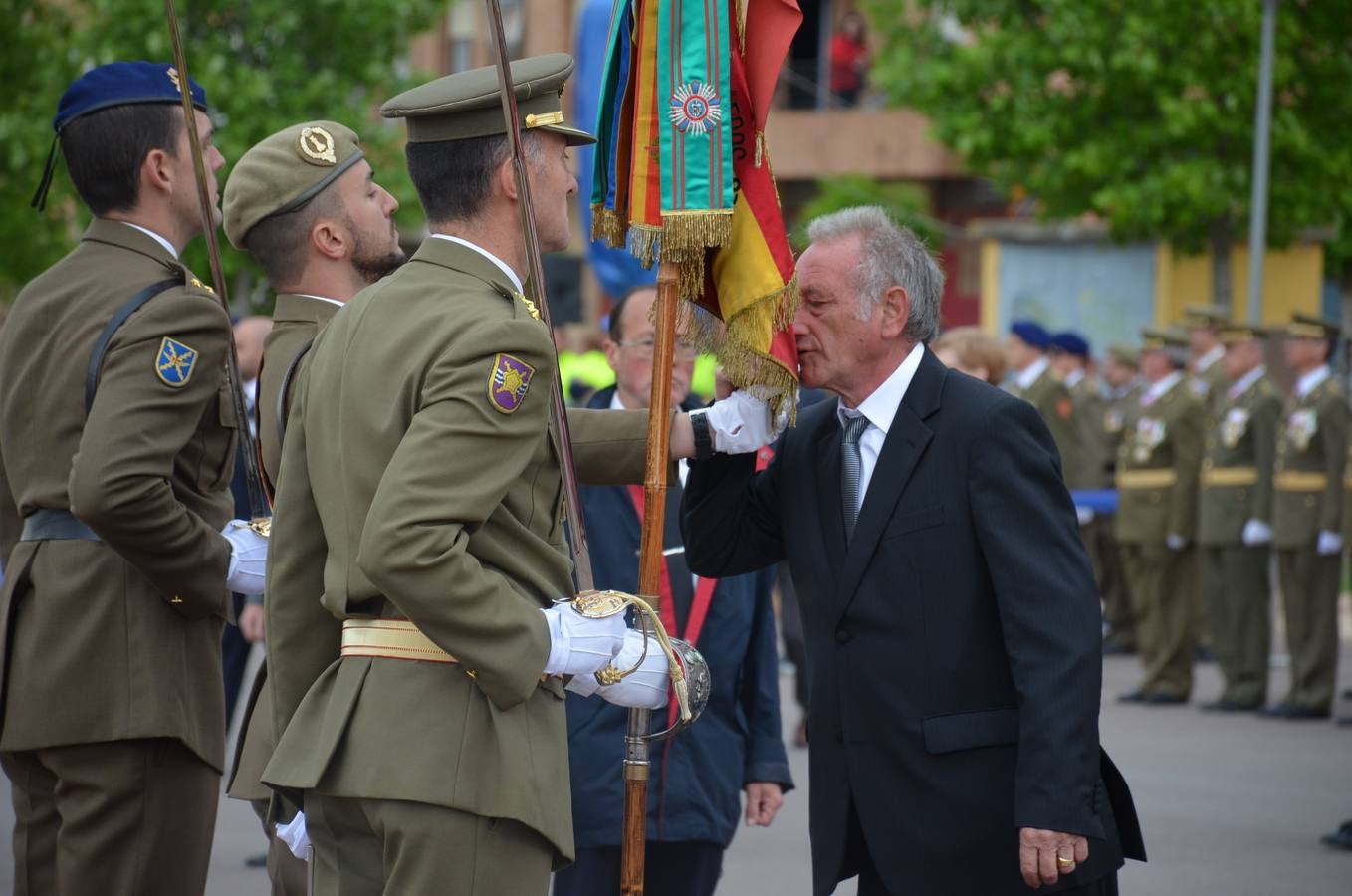 Más de 400 riojanos juraron bandera en Calahorra en una ceremonia marcada por la lluvia