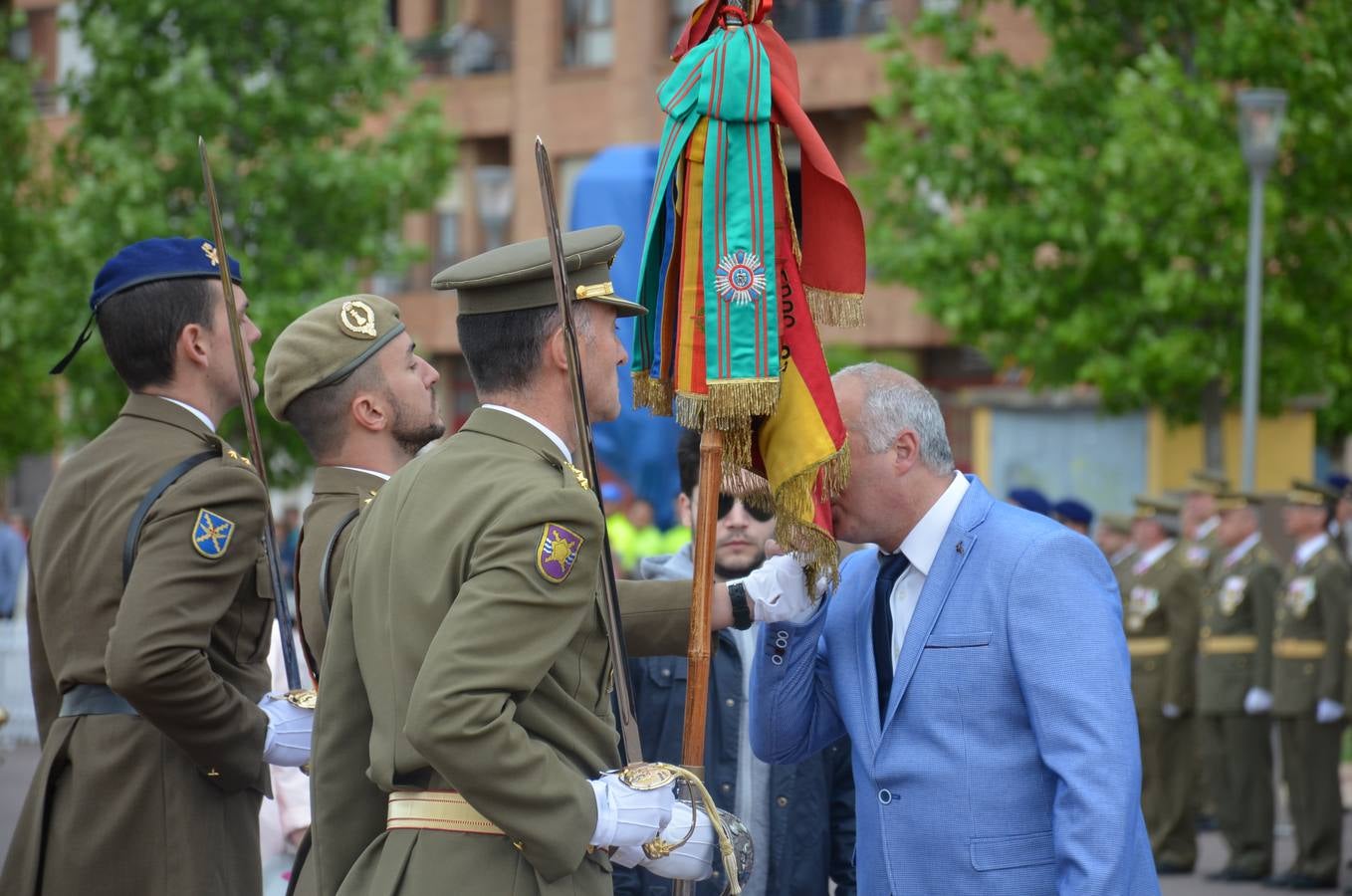 Más de 400 riojanos juraron bandera en Calahorra en una ceremonia marcada por la lluvia