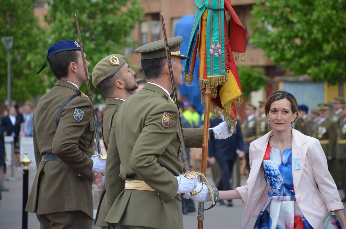 Más de 400 riojanos juraron bandera en Calahorra en una ceremonia marcada por la lluvia