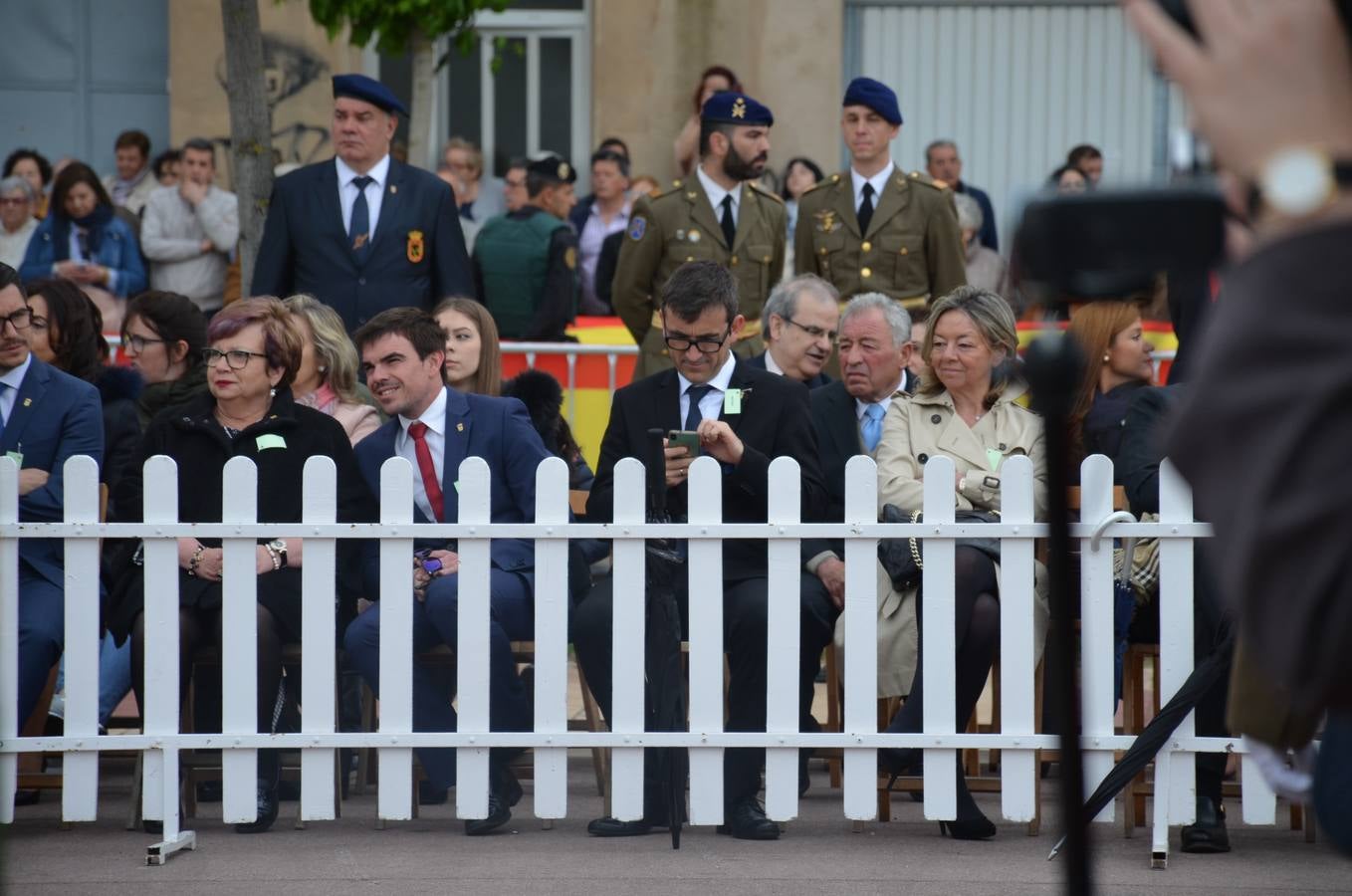 Más de 400 riojanos juraron bandera en Calahorra en una ceremonia marcada por la lluvia