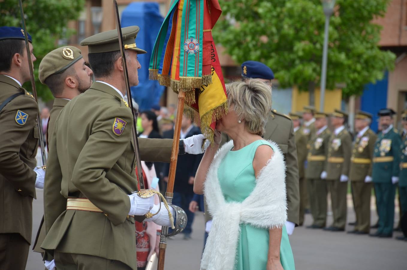 Más de 400 riojanos juraron bandera en Calahorra en una ceremonia marcada por la lluvia