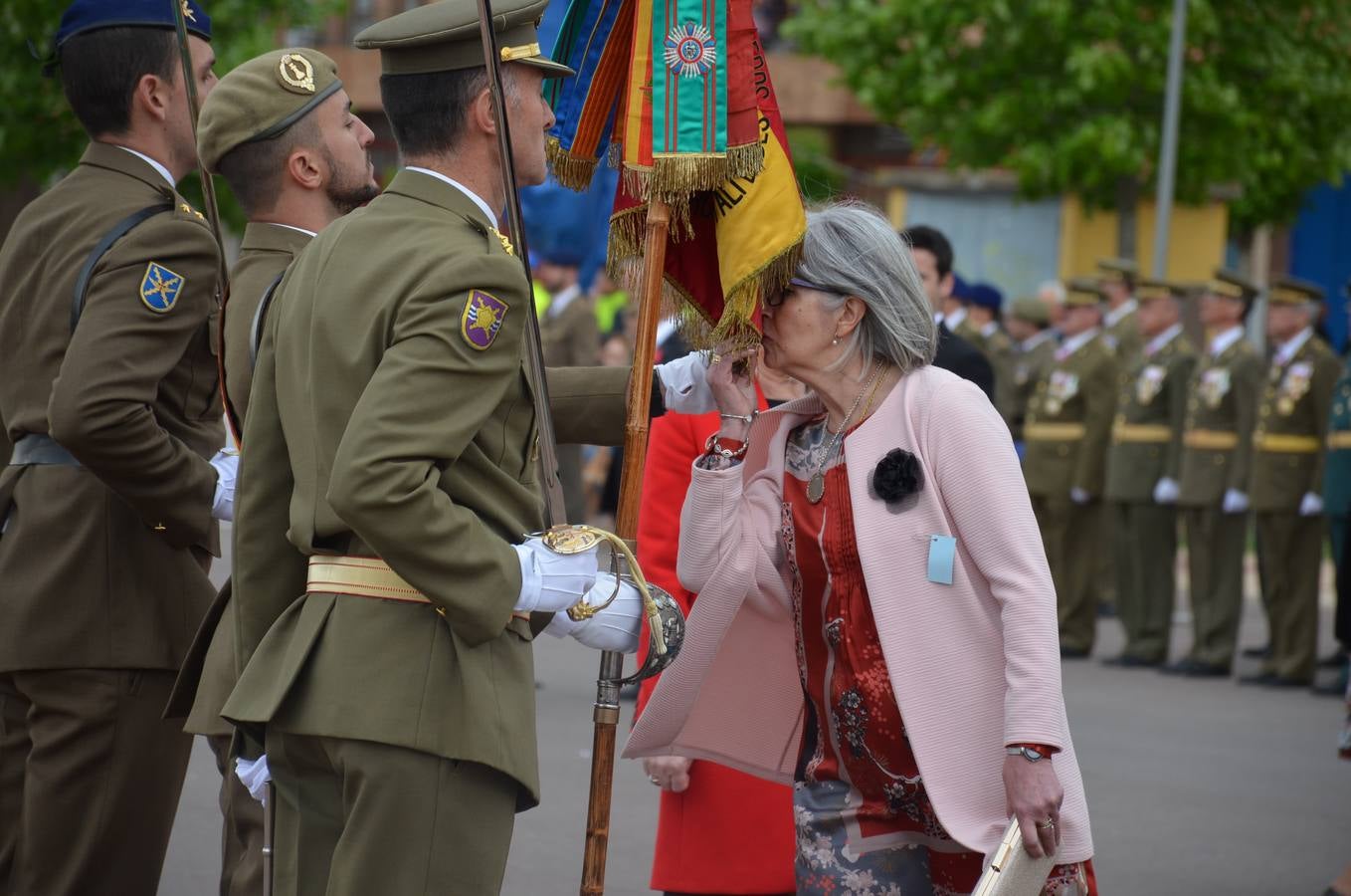 Más de 400 riojanos juraron bandera en Calahorra en una ceremonia marcada por la lluvia