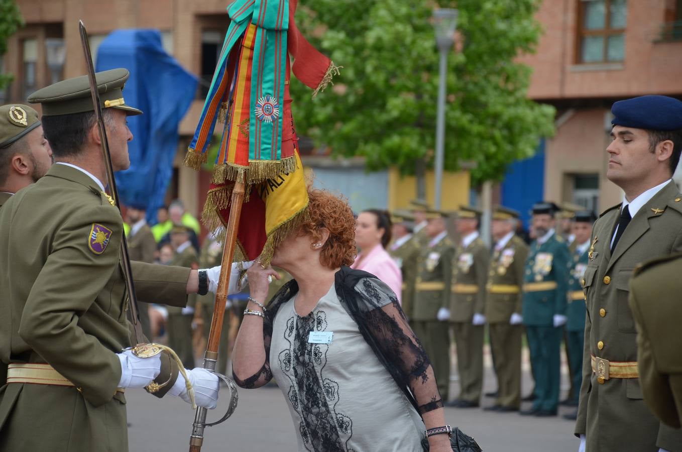 Más de 400 riojanos juraron bandera en Calahorra en una ceremonia marcada por la lluvia