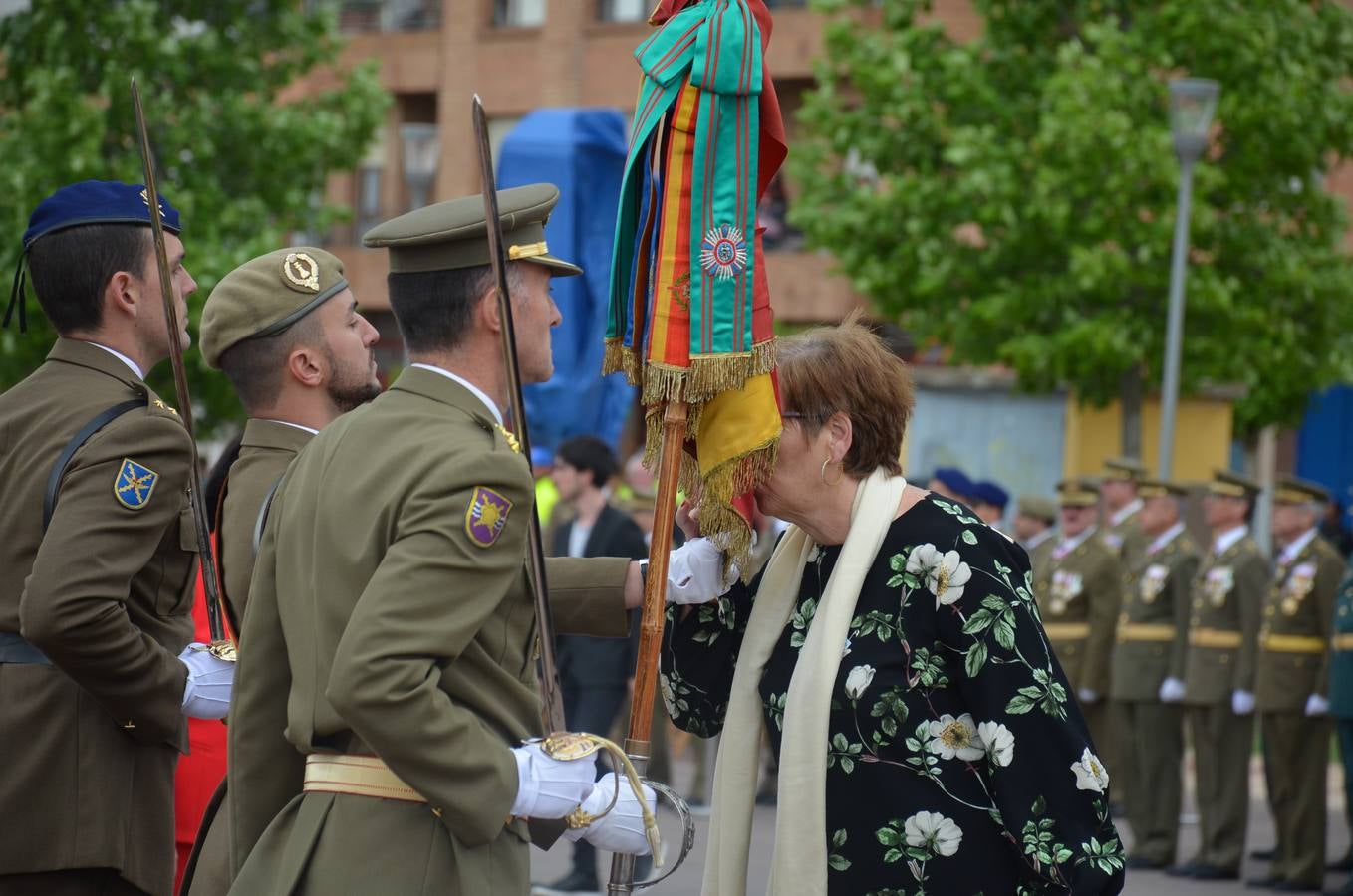 Más de 400 riojanos juraron bandera en Calahorra en una ceremonia marcada por la lluvia