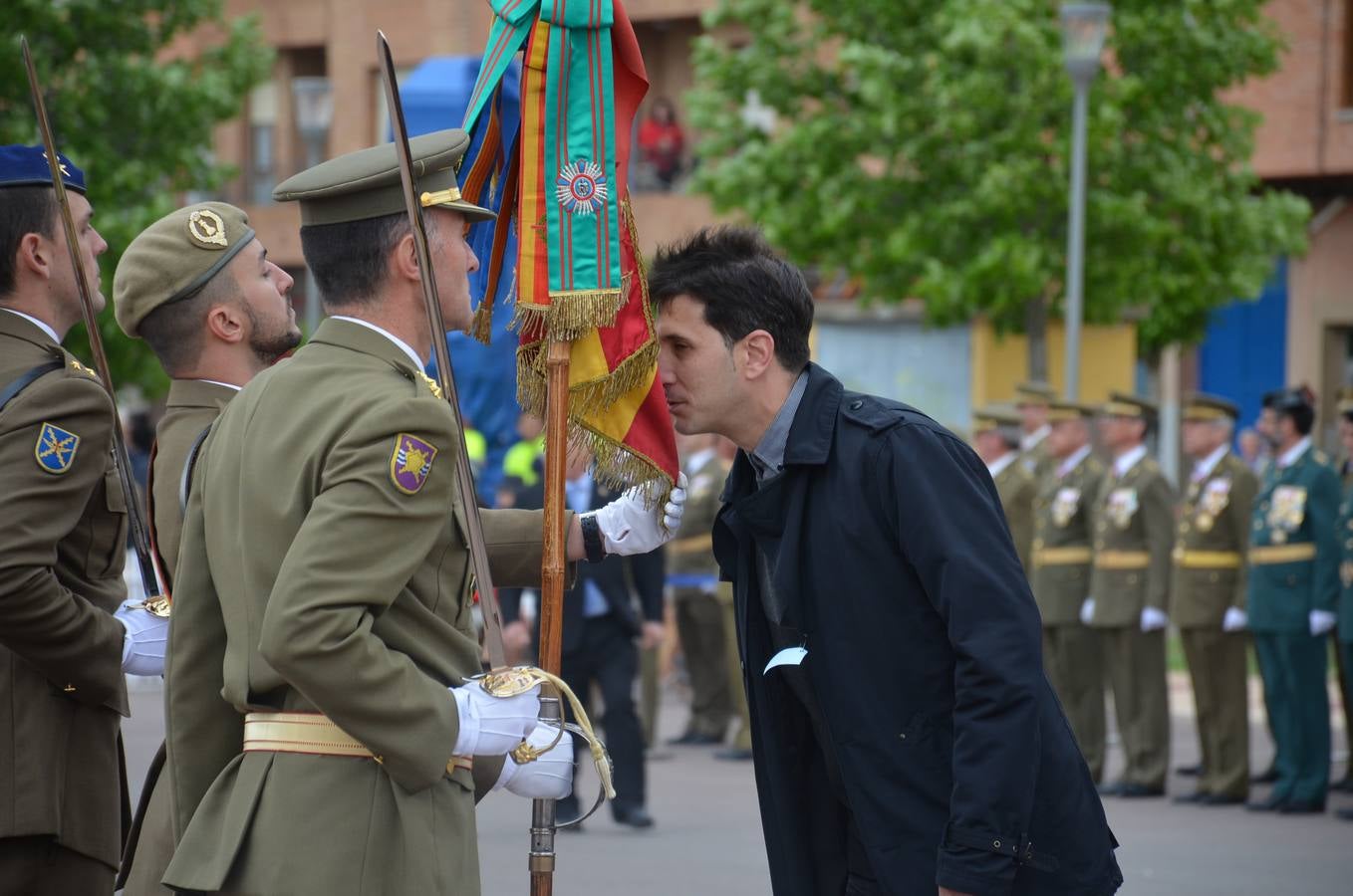 Más de 400 riojanos juraron bandera en Calahorra en una ceremonia marcada por la lluvia