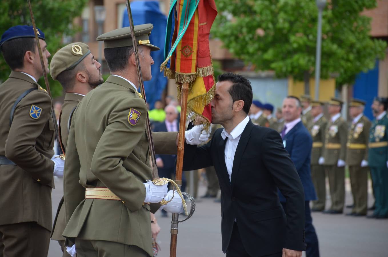 Más de 400 riojanos juraron bandera en Calahorra en una ceremonia marcada por la lluvia