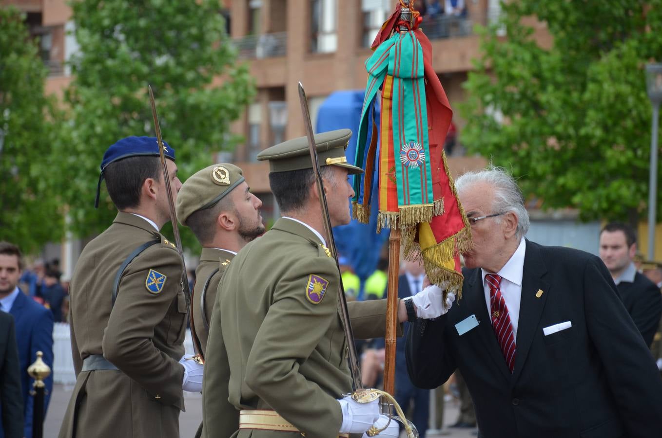 Más de 400 riojanos juraron bandera en Calahorra en una ceremonia marcada por la lluvia