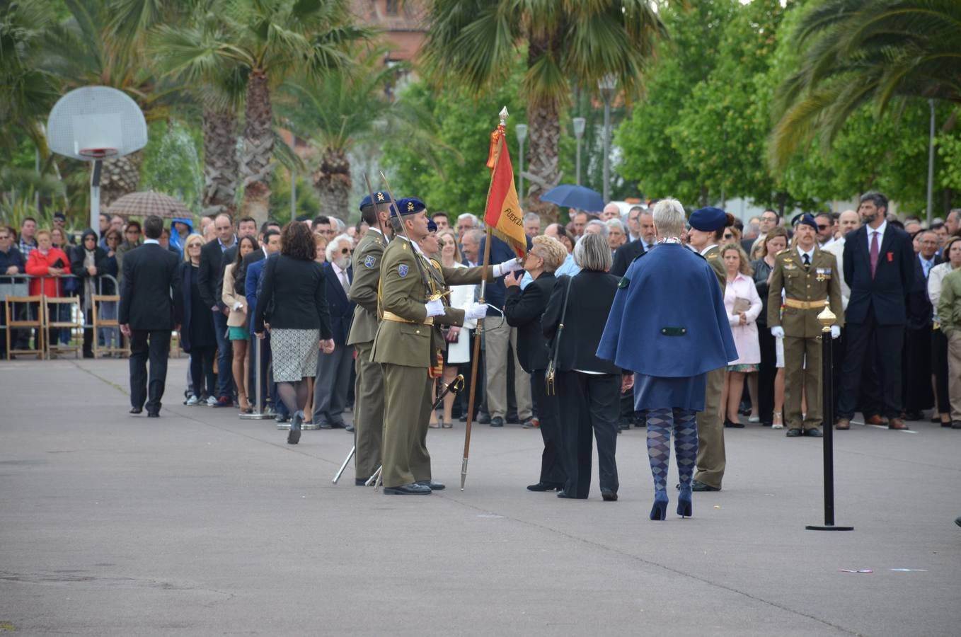 Más de 400 riojanos juraron bandera en Calahorra en una ceremonia marcada por la lluvia