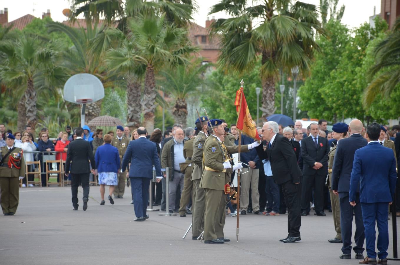 Más de 400 riojanos juraron bandera en Calahorra en una ceremonia marcada por la lluvia