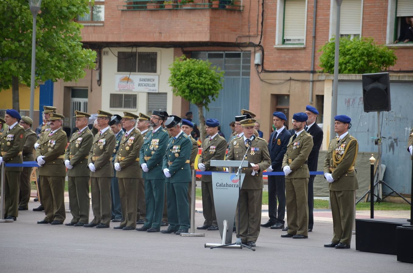 Más de 400 riojanos juraron bandera en Calahorra en una ceremonia marcada por la lluvia