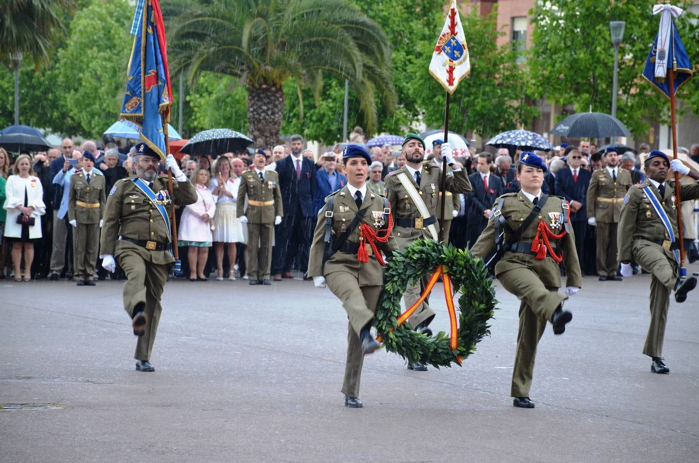 Más de 400 riojanos juraron bandera en Calahorra en una ceremonia marcada por la lluvia