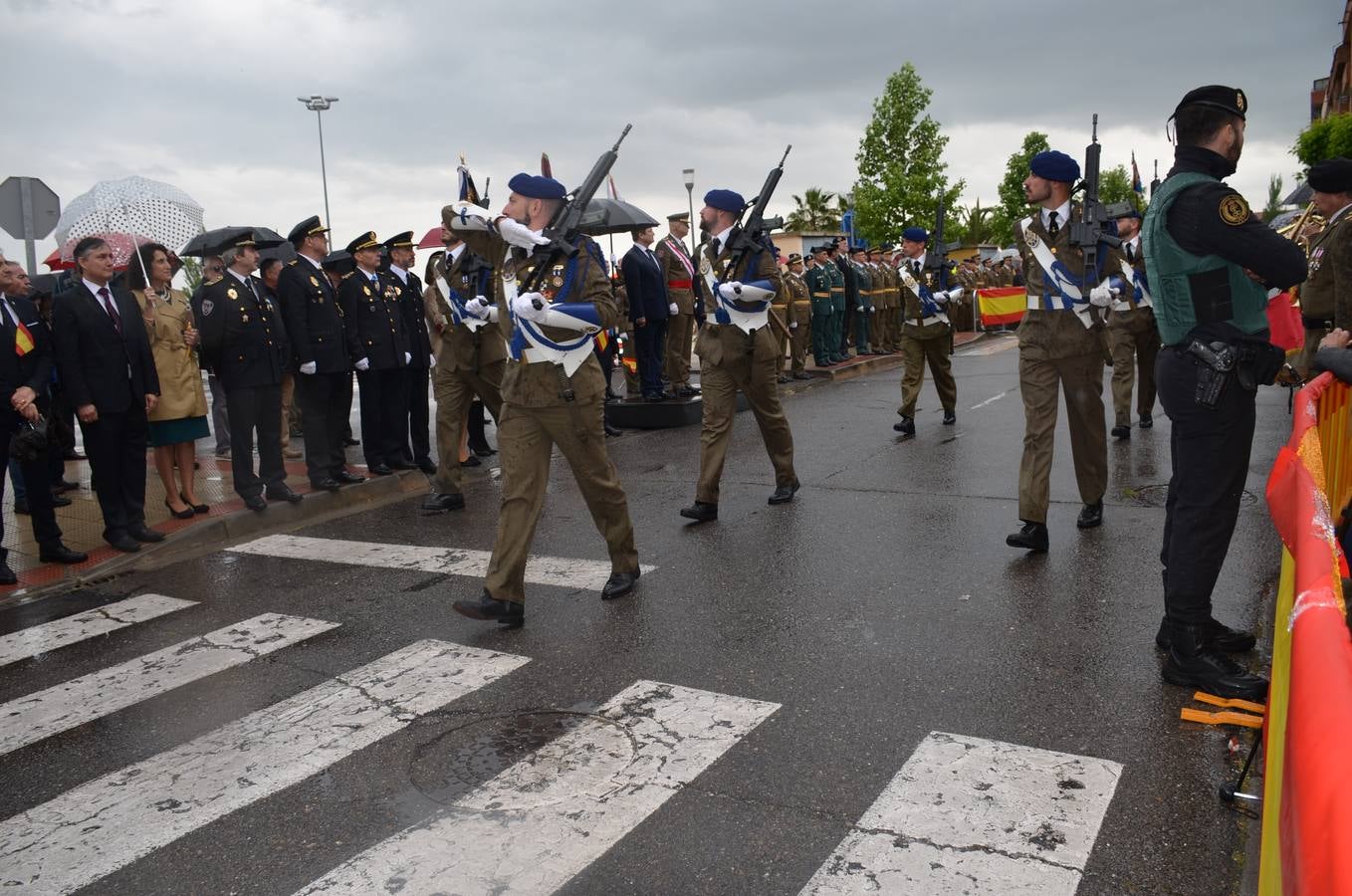 Más de 400 riojanos juraron bandera en Calahorra en una ceremonia marcada por la lluvia