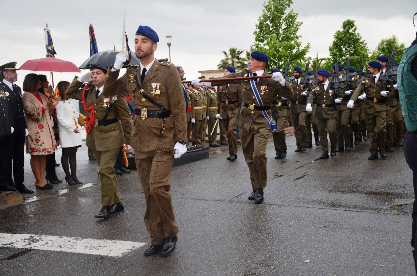 Más de 400 riojanos juraron bandera en Calahorra en una ceremonia marcada por la lluvia