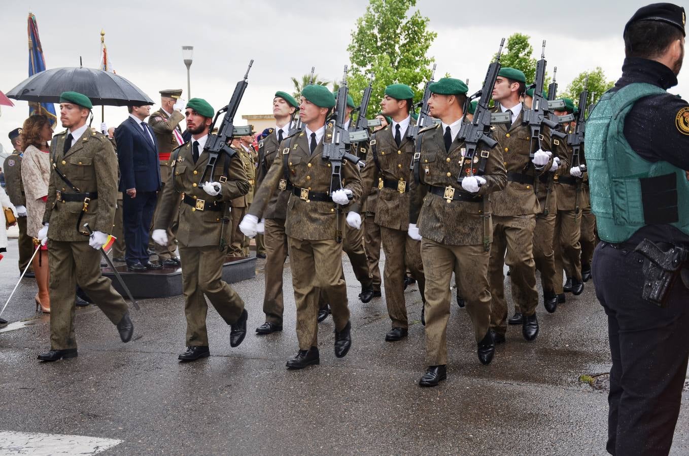 Más de 400 riojanos juraron bandera en Calahorra en una ceremonia marcada por la lluvia