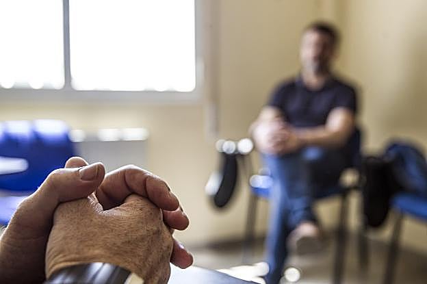 Gonzalo, a la izquierda, conversa con Óscar Pérez, director de la Comunidad Terapéutica de Proyecto Hombre La Rioja. :: jUSTO RODRÍGUEZ