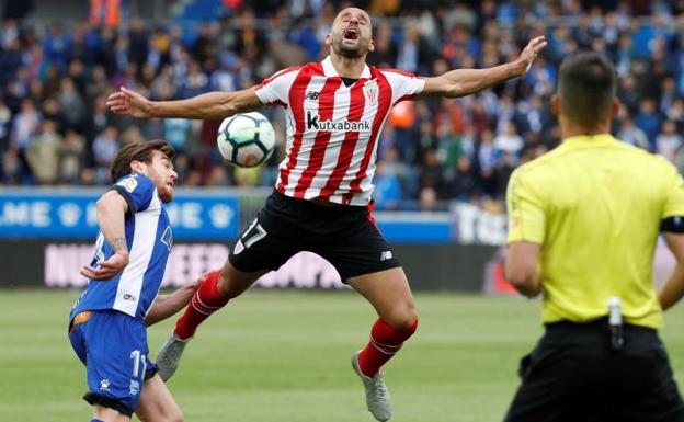 Ibai Gómez y Mikel Rico disputan un balón. 