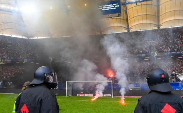 Los policías custodiando el Volksparkstadion