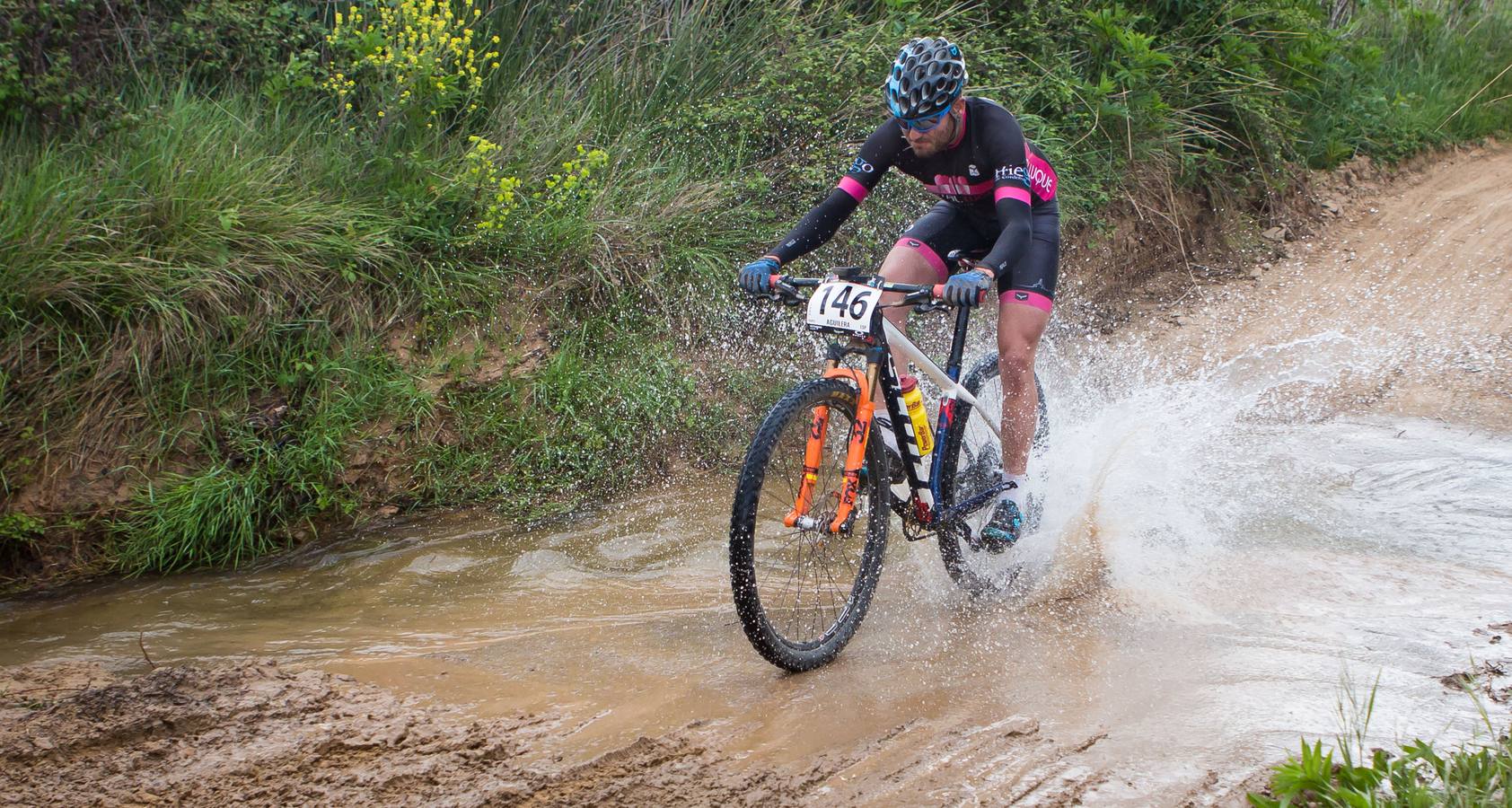 Los ciclistas, a su paso por Entrena.