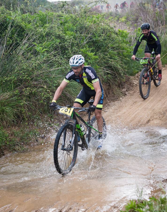 Los ciclistas, a su paso por Entrena.