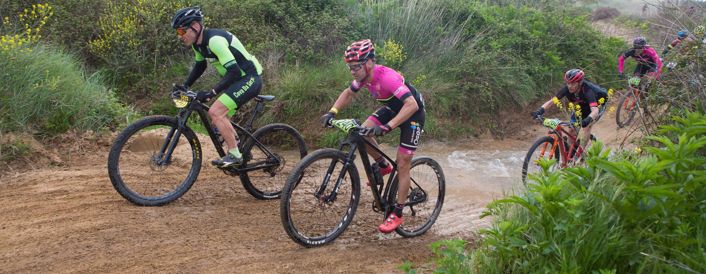 Los ciclistas, a su paso por Entrena.