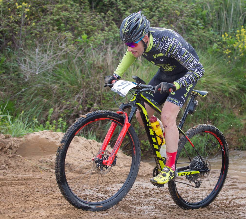 Los ciclistas, a su paso por Entrena.