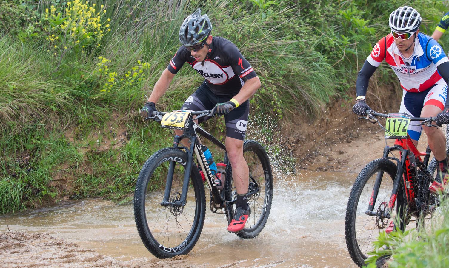 Los ciclistas, a su paso por Entrena.