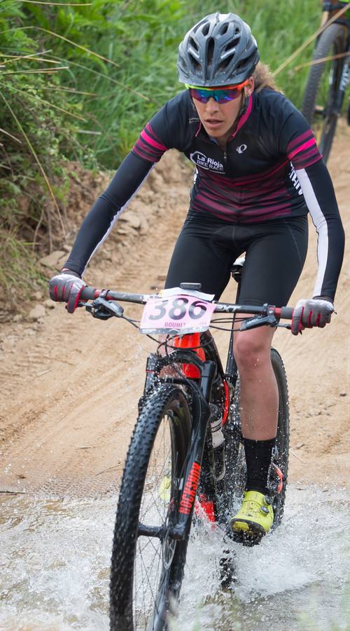 Los ciclistas, a su paso por Entrena.